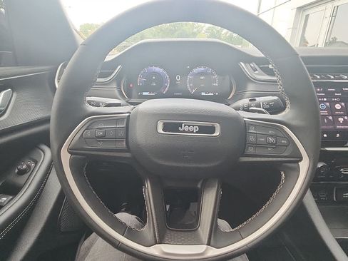 Used 2024 Jeep Grand Cherokee Altitude AWD/4WD image 29