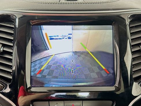 Used 2019 Jeep Cherokee Limited image 14