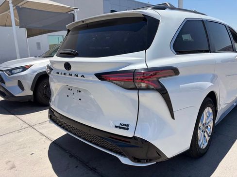Used 2023 Toyota Sienna XSE AWD/4WD image 4