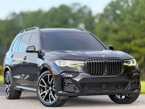 Used 2022 BMW X7 xDrive40i w/ M Sport Package AWD/4WD image 4