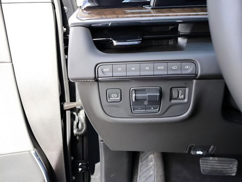 Used 2024 Cadillac Escalade Sport Platinum w/ Heavy-Duty Trailer Package image 40