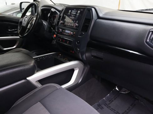 Used 2022 Nissan Titan SV image 11