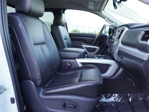 Used 2019 Nissan Titan PRO-4X w/ Pro-4x Convenience Package AWD/4WD image 14