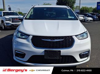 Used 2023 Chrysler Pacifica Touring-L FWD video 2