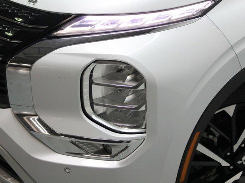 Used 2022 Mitsubishi Outlander SE image 2