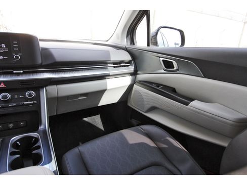 Certified 2024 Kia Carnival LX image 12