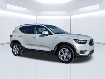Used 2021 Volvo XC40 T4 Momentum w/ Premium Package