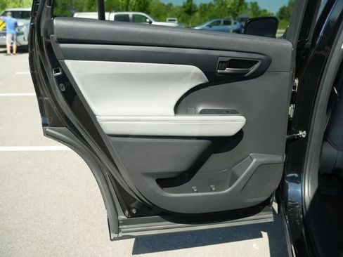 Used 2023 Toyota Highlander L FWD image 15