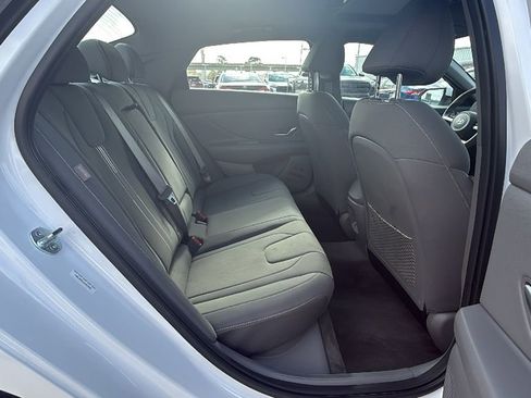 Used 2025 Hyundai Elantra SEL image 28