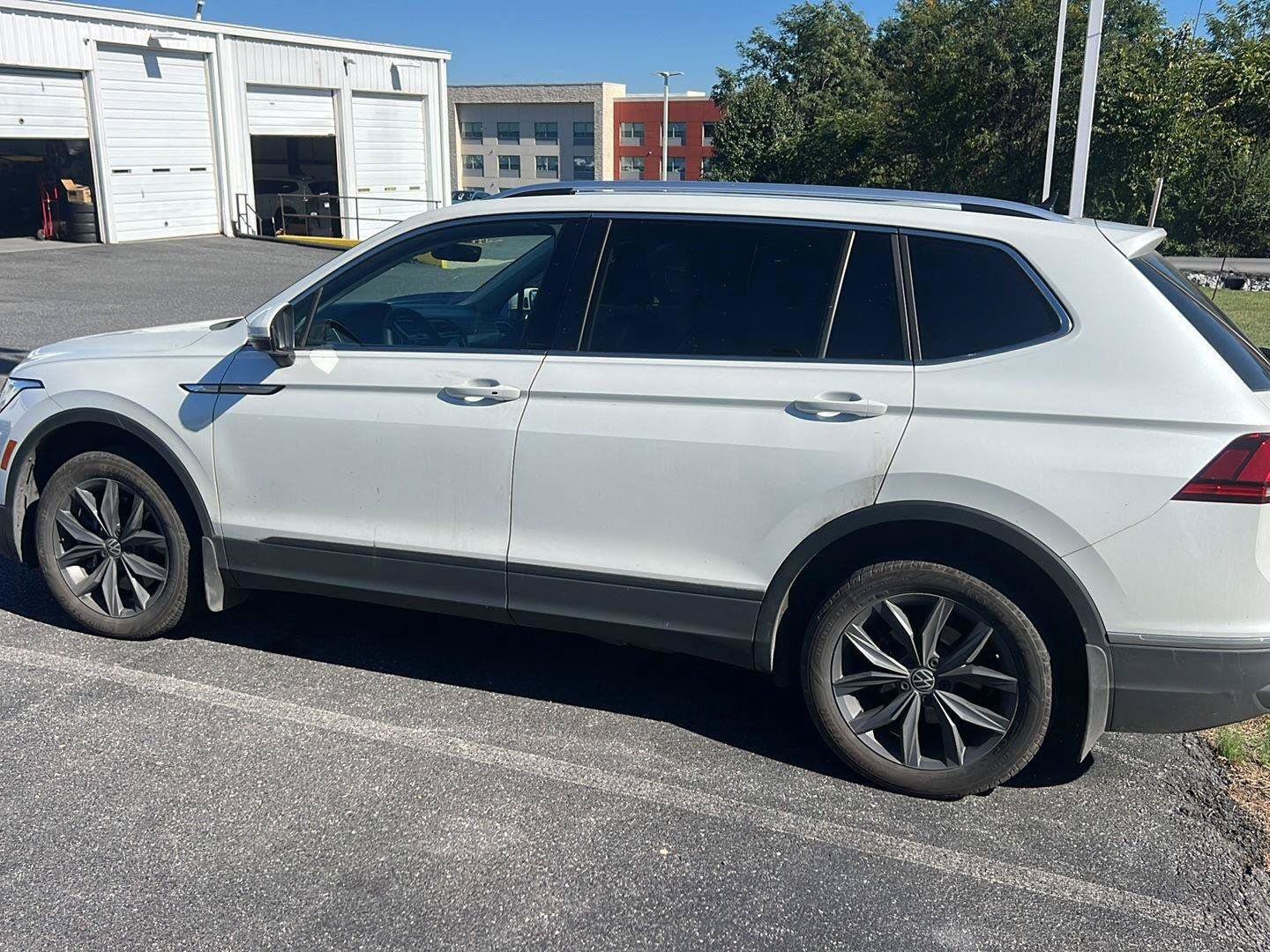 Used 2023 Volkswagen Tiguan SE AWD/4WD image 2