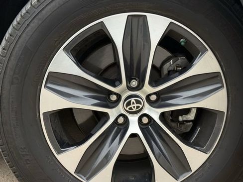 Used 2021 Toyota Highlander XLE AWD/4WD image 10