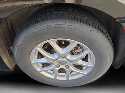 Used 2023 Chrysler Pacifica Touring-L image 28