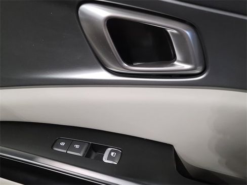 Used 2024 Kia Carnival LX image 11