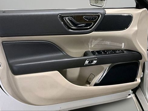 Used 2019 Lincoln Continental Select w/ Continental Climate Package image 20