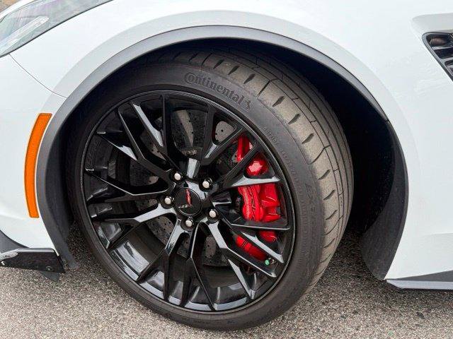 Used 2018 Chevrolet Corvette Z06 w/ Z07 Performance Package RWD image 13