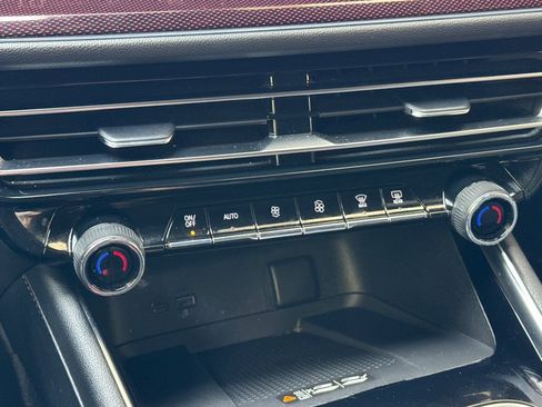 Used 2025 Chevrolet Traverse Z71 image 30