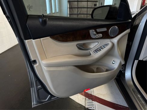 Used 2019 Mercedes-Benz GLC 300 image 24