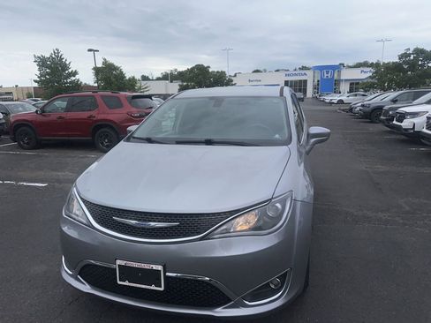 Used 2019 Chrysler Pacifica Touring Plus w/ Tire & Wheel Group FWD image 16