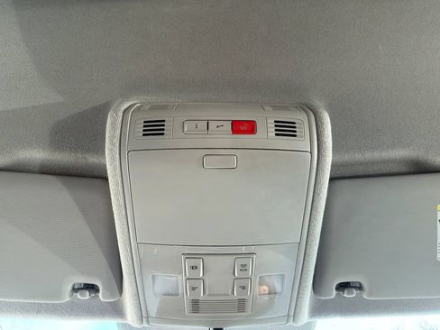 Used 2018 Volkswagen Tiguan SE AWD/4WD image 39