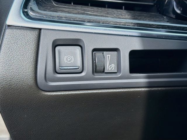 Used 2023 Cadillac XT5 Premium Luxury w/ LPO, Floor Liner Package AWD/4WD image 10