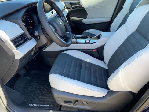 New 2025 Mitsubishi Outlander SE image 10