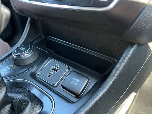 Used 2019 Jeep Cherokee Limited AWD/4WD image 30
