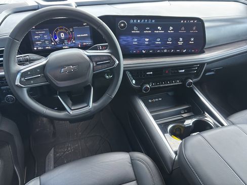 Used 2025 Chevrolet Suburban Z71 image 14