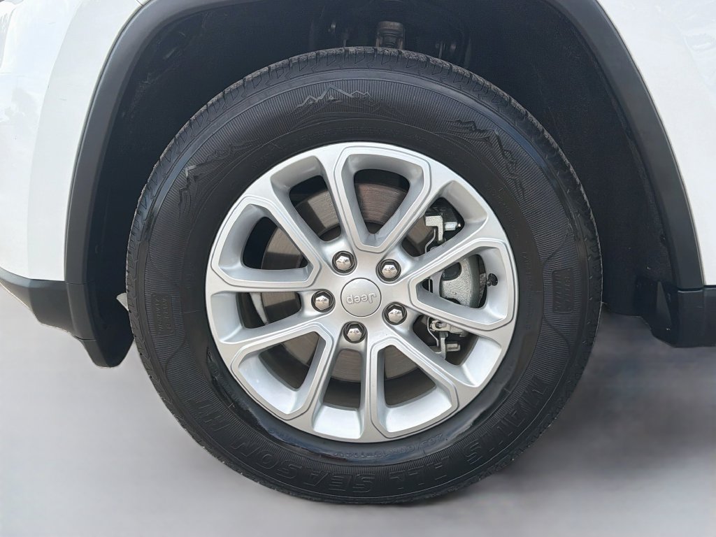 Used 2021 Jeep Grand Cherokee Laredo RWD image 41