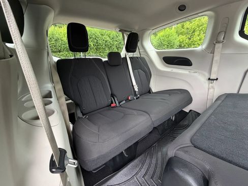 Used 2021 Chrysler Voyager L FWD image 21