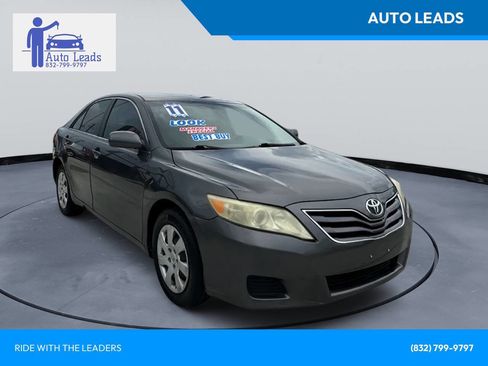 Used 2011 Toyota Camry LE image 1