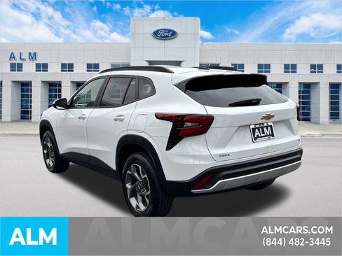 Used 2025 Chevrolet Trax LT w/ LT Convenience Package image 9