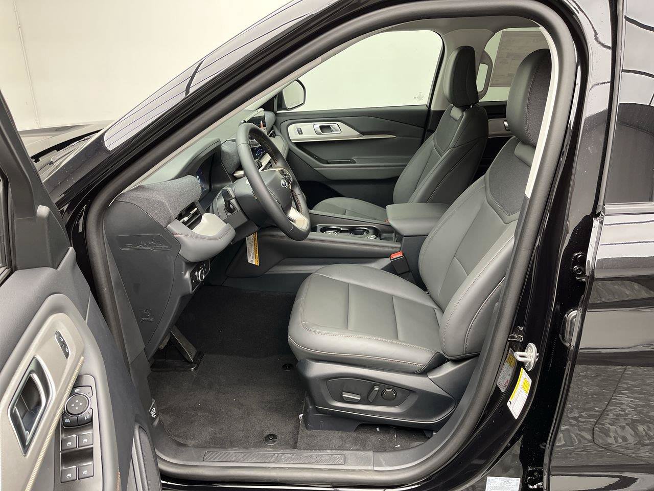 Used 2026 Ford Explorer Active w/ Active Comfort Package AWD/4WD image 3