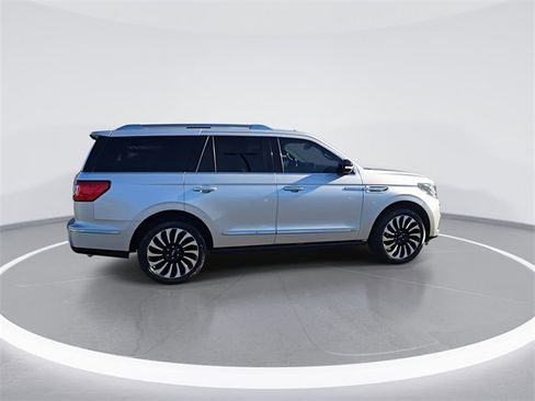 Used 2018 Lincoln Navigator Select image 9