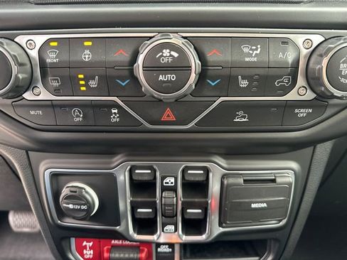 Used 2023 Jeep Gladiator Mojave w/ Cold Weather Group image 33