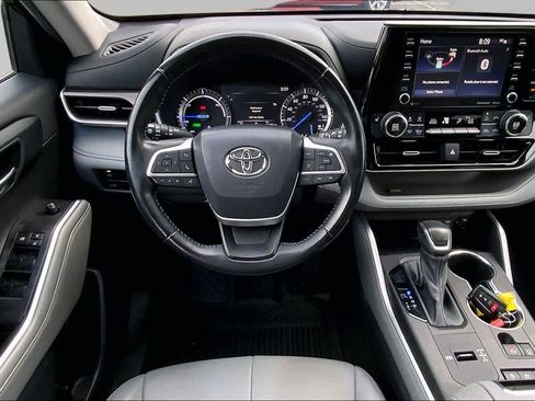 Used 2022 Toyota Highlander XLE AWD/4WD image 6