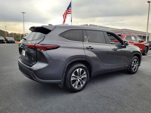 Certified 2025 Toyota Highlander XLE image 15