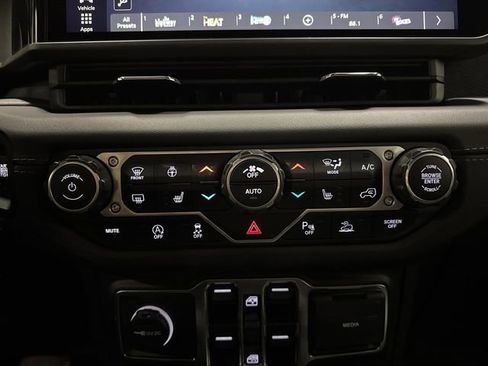 Used 2024 Jeep Gladiator Rubicon w/ Technology Group image 19