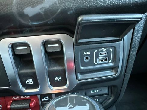 Used 2025 Jeep Wrangler Sport AWD/4WD image 21