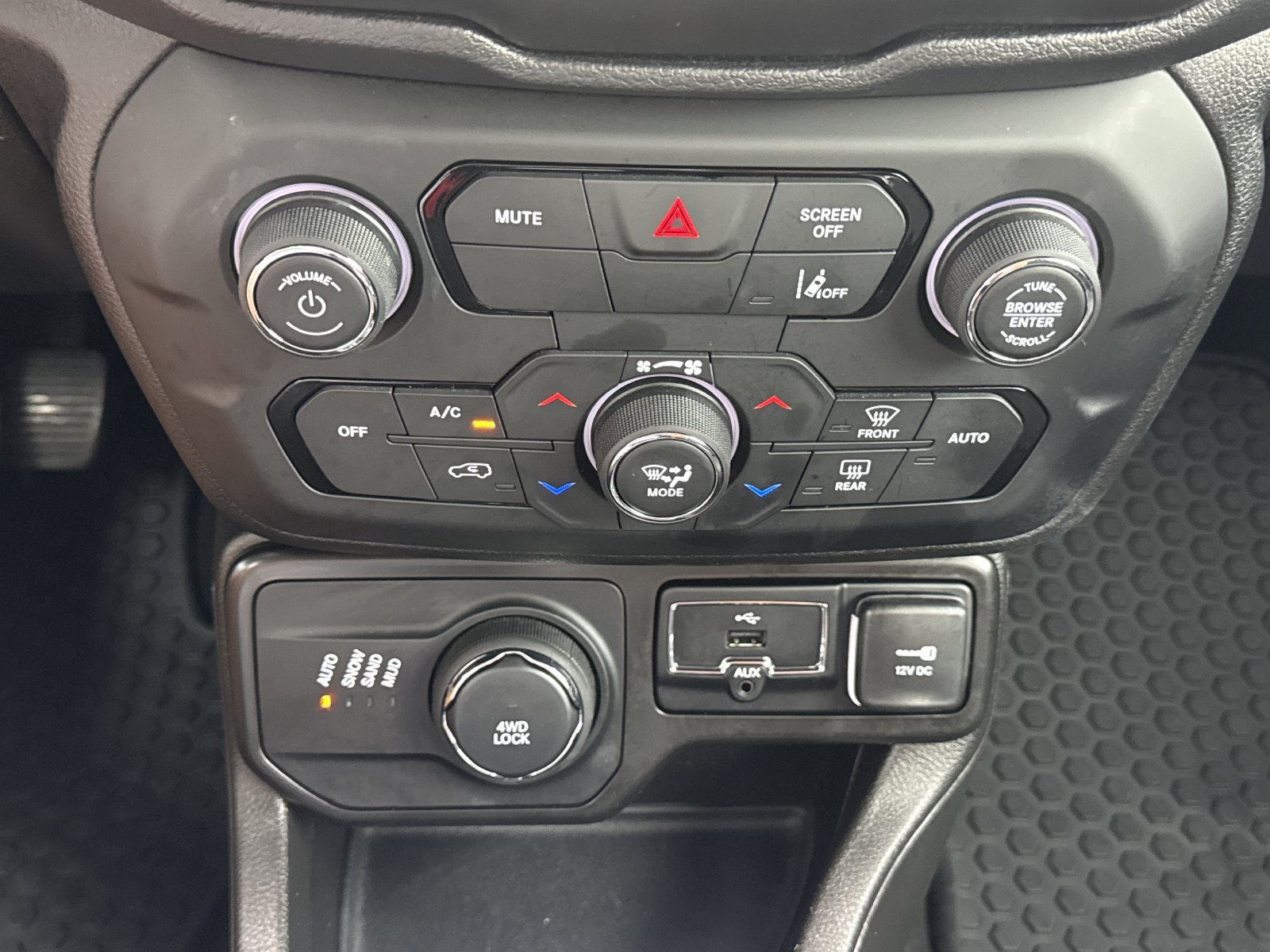 Used 2023 Jeep Renegade Latitude AWD/4WD image 25