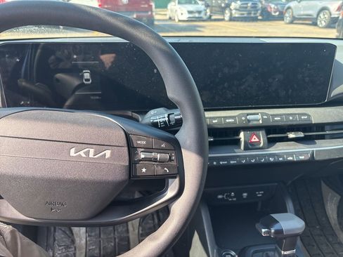 Used 2025 Kia K4 LXS image 8