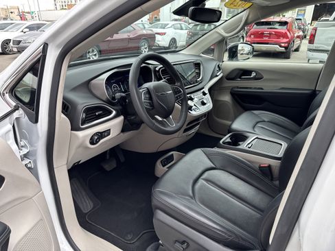 Used 2024 Chrysler Pacifica Touring-L FWD image 2