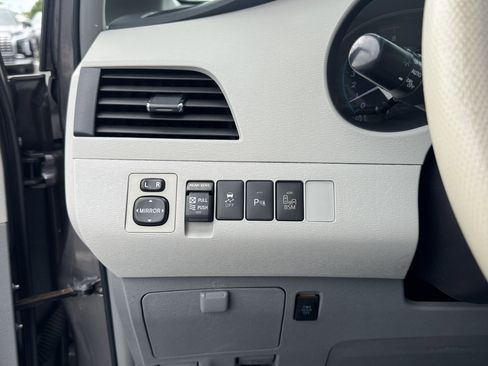 Used 2014 Toyota Sienna XLE w/ Entertainment Package FWD image 22
