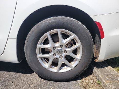 Used 2023 Chrysler Pacifica Touring-L image 8