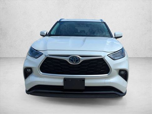 Certified 2020 Toyota Highlander XLE AWD/4WD image 2