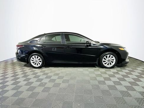 Used 2022 Toyota Camry LE image 9