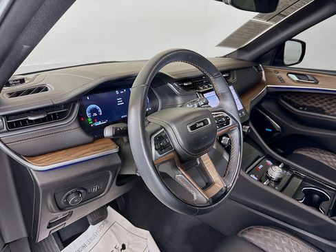 Used 2024 Jeep Grand Cherokee L Summit w/ High Altitude Package image 9