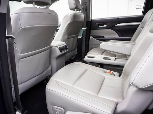 Used 2016 Toyota Highlander XLE image 19