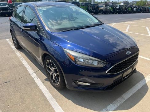 Used 2017 Ford Focus SEL w/ Cold Weather Package FWD image 2