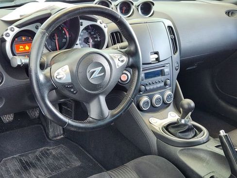 Used 2017 Nissan 370Z Coupe RWD image 7