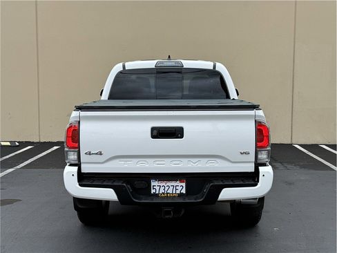 Used 2017 Toyota Tacoma Limited w/ Tow Package AWD/4WD image 5